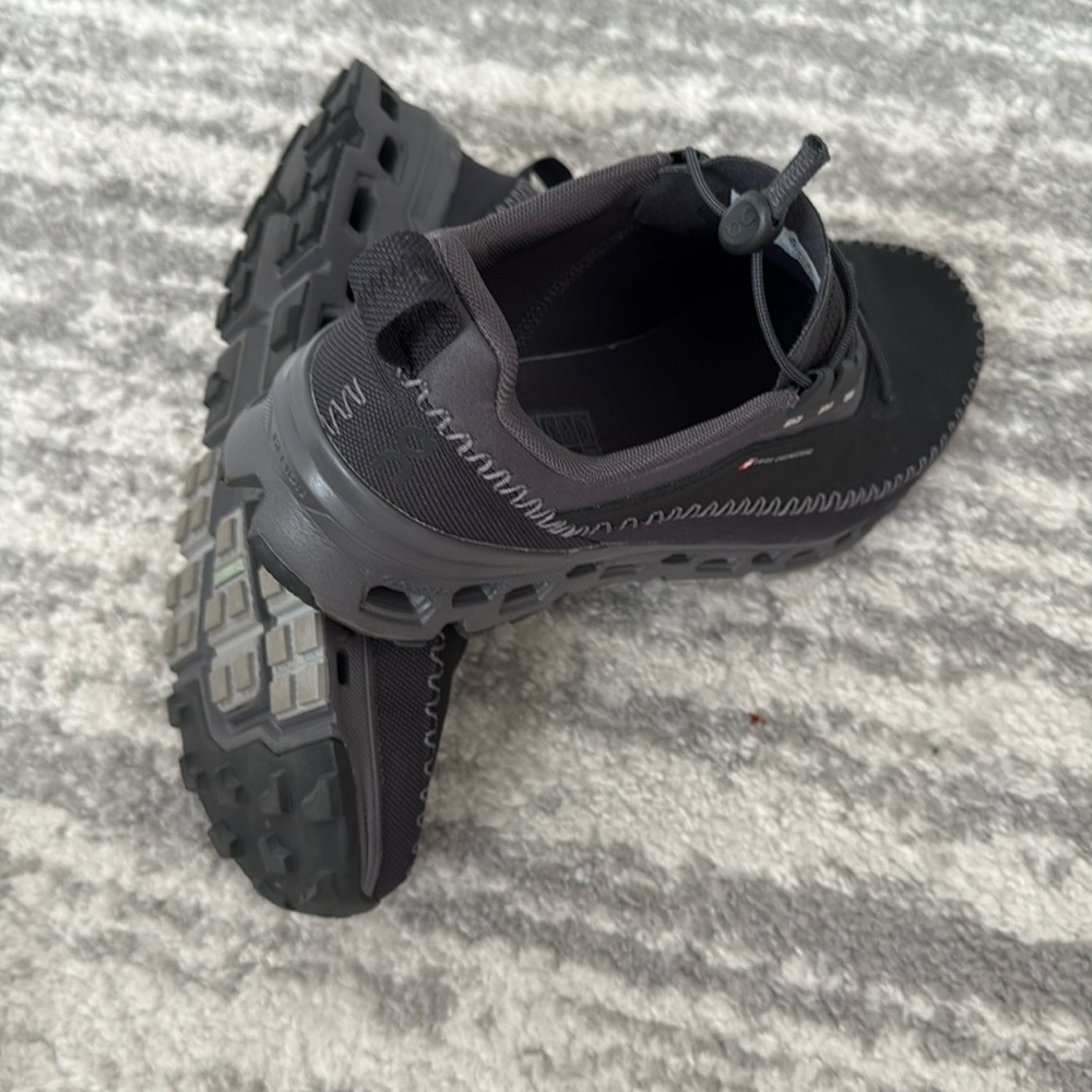 Men’s gently used size 9 cloud way ultra gym shoes.